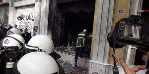 Πυροσβέστες μπαίνουν στη Marfin