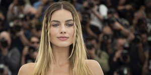 Η Μάργκοτ Ρόμπι με λευκό φόρεμα και πλεξίδες στις Κάννες