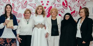Η Μαριάννα Β. Βαρδινογιάννη με τις βραβευθείσες μητέρες