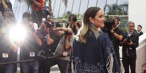 Η Μαριόν Κοτιγιάρ χαμογελά στο κόκκινο χαλί