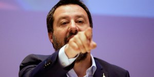 Ματέο Σαλβίνι δείχνει 