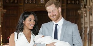 Η Μέγκαν Μαρκλ με τον πρίγκιπα Χάρι και το μωρό τους χαμογελούν