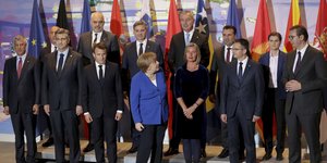 Η οικογενειακή φωτογραφία από τη Σύνοδο του Βερολίνου. Μέρκελ, Μακρόν, Ράμα και Ζάεφ