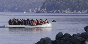 Μετανάστες σε βάρκα