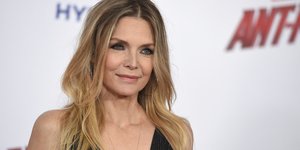 Η Μισέλ Φάιφερ με μαύρο τοπ και τα μαλλιά κάτω, έντονο μακιγιάζ 