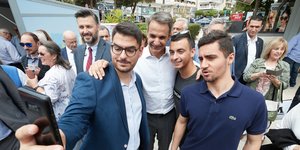 Ο Κυριάκος Μητσοτάκης βγάζει σέλφι με νέους στη Γλυφάδα