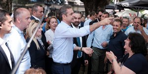 Ο Κυριάκος Μητσοτάκης χαιρετά πολίτες στην Έδεσσα