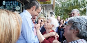 Ο Κ. Μητσοτάκης συνομιλεί με κατοίκους του Κορυδαλλού