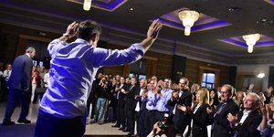 Ο Κυριάκος Μητσοτάκης χαιρετά τον κόσμο στο Αργος