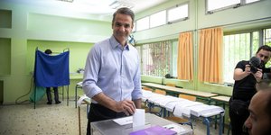Ο Κυριάκος Μητσοτάκης ρίχνει τη ψήφο του στην κάλπη