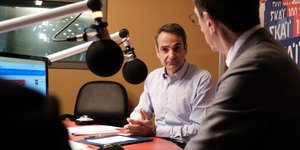 Ο Κυριάκος Μητσοτάκης στο στούντιο του ραδιοφωνικού σταθμού ΣΚΑΪ