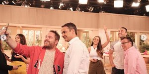 Μητσοτάκης βγάζει selfie με δημοσιογράφους στην εκπομπή της Τσιμτσιλή