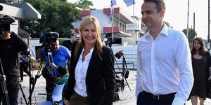 Κυριάκος Μητσοτάκης και Μαρέβα προσέρχονται να ψηφίσουν