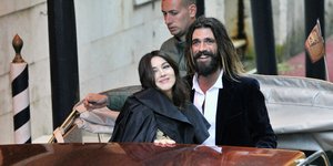 Η Μόνικα Μπελούτσι χαμογελάει δίπλα στον νέο της σύντροφο, στην Βενετία