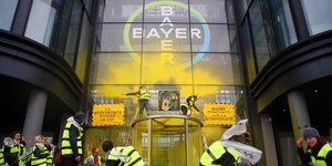 Ακτιβιστές στη Γαλλία σε εκδήλωση διαμαρτυρίας έξω από τα γραφεία της Bayer