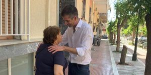 Ο Κώστας Μπακογιάννης με μία κάτοικο των Αθηνών