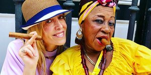 Η Νάντια Χαλαμανδάρη με πούρο στο χέρι στο ταξίδι της στην Κούβα