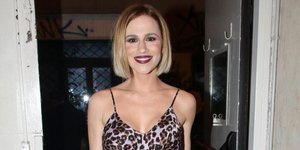 Η Νάντια Μπουλε με μωβ κραγιόν