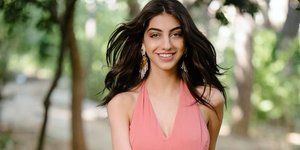 Η Ειρήνη Καζαριάν με σομόν φόρεμα μέσα στο δάσος