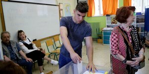 Νεαρός ψηφίζει στις εκλογές της 26ης Μαΐου
