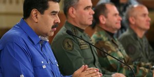 Ο Νικολάς Μαδούρο απευθύνεται στον λαό της Βενεζουέλας με τους στρατιωτικούς πλάι του