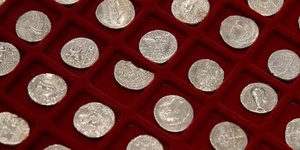 Αρχαία νομίσματα σε θήκη 