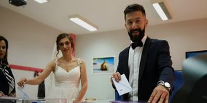 Νύφη και γαμπρός ψηφίζουν