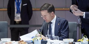 Το ολλανδικό κοινοβούλιο ζητάει εξηγήσεις από τον Τσίπρα για τις παροχές