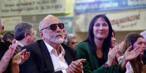 Ο Παναγιώτης Κουρουμπλής και η Ελενα Κουντουρά χειροκροτούν