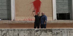 Κασιδιάρης και Παναγιώταρος προκαλούν βγάζοντας selfie με τις μπογιές της Βουλής