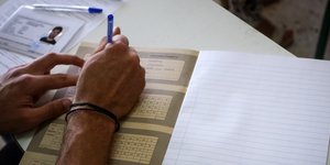 Μαθητής συμπληρώνει τα στοιχεία του πριν τις Πανελλήνιες 