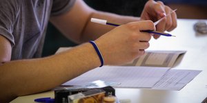 Μαθητής σε εξεταστικό κέντρο για να δώσει Πανελλήνιες