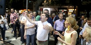 Οπαδοί της ΝΔ πανηγυρίζουν μετά την ανακοίνωση των πρώτων αποτελεσμάτων