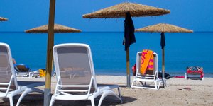 Ξαπλώστρες σε παραλία