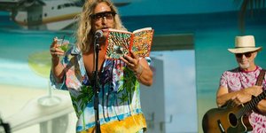 Αντρας με ποτό και βιβλίο 