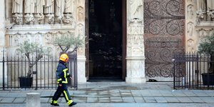 Πυροσβέστης μπροστά στην Παναγία των Παρισίων