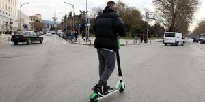 Ανδρας με ηλεκτρικό πατίνι στους δρόμους της Θεσσαλονίκης
