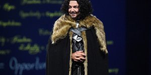 Πολ Τούντορ Τζόουνς ντυμένος Τζον Σνόου