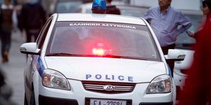 Περιπολικό της αστυνομίας με τον φάρο αναμμένο