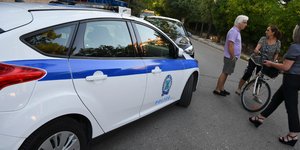 Περιπολικό και γυναίκα με ποδήλατο