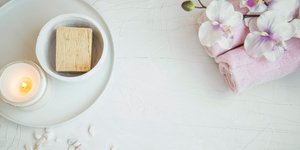 Ροζ πετσέτες, σαπούνι, λουλούδια, αρωματικό κερί