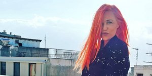 Η Πηνελόπη Αναστασοπούλου σε ταράτσα με θέα μια ηλιόλουστη μέρα