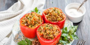 Πιπεριές γεμιστές με κινόα, κολοκυθάκι και φέτα