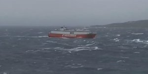 Η μάχη του πλοίου Θεολόγος με τα κύματα έξω από την Τήνο