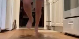 Πόδια στο πάτωμα