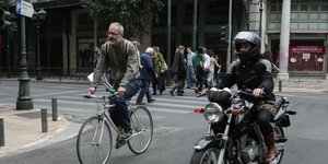Ποδήλατο, μηχανή στους δρόμους της Αθήνας