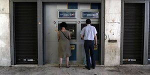 Πολίτες σε ΑΤΜ