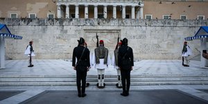 Αλλαγή φρουράς από Πόντιους στο Μνημείο του Άγνωστου στρατιώτη