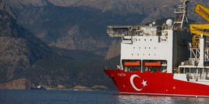 Εικόνα του πλοίου γεωτρήσεων Πορθητής να πλέει στα νερά της Μεσογείου