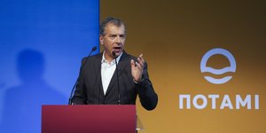 Ο Σταύρος Θεοδωράκης απευθύνει ομιλία κατά την πρόσφατη παρουσίαση των υποψηφίων ευρωβουλευτών του Ποταμιού